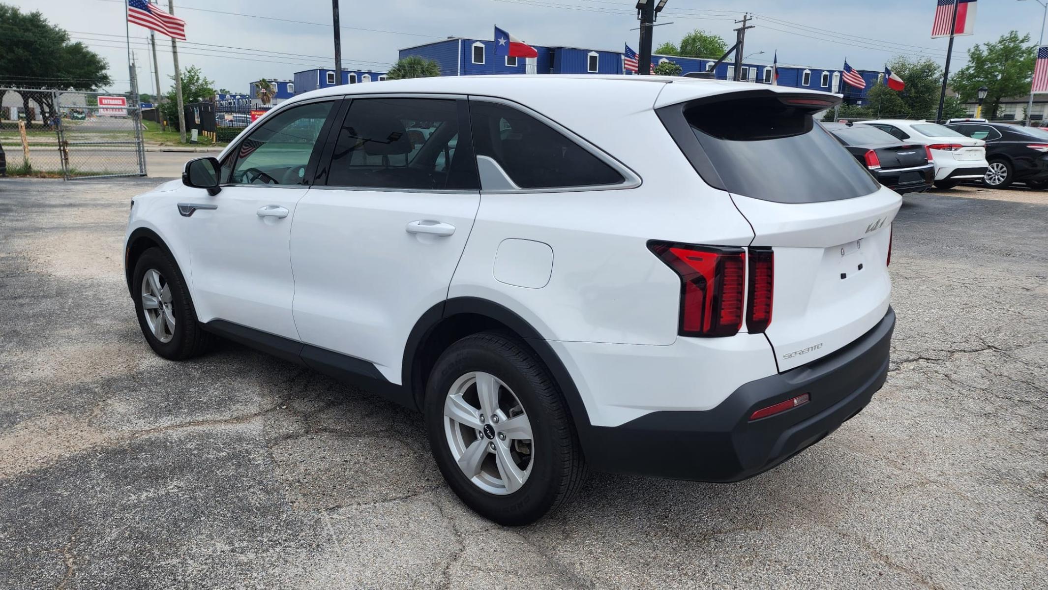 2023 White Kia Sorento LX 2WD (5XYRG4LC3PG) with an 2.4L L4 DOHC 16V engine, 6A transmission, located at 1842 Wirt Road, Houston, TX, 77055, (713) 973-3903, 29.805330, -95.484787 - Photo #2